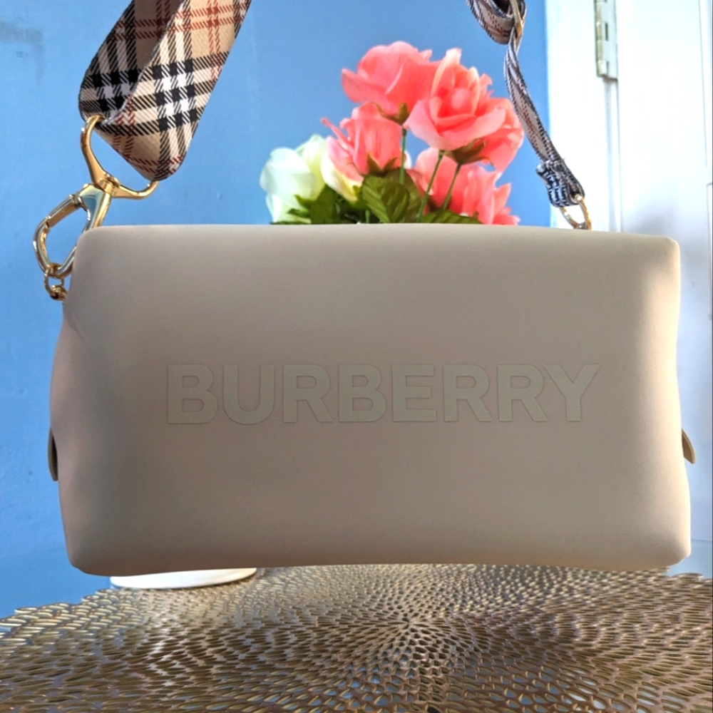Burberry - Picture 9 of 11